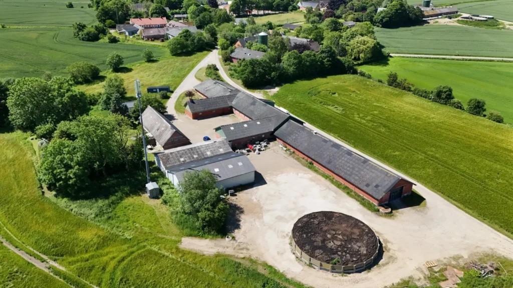 Gårdejendom på Sandbyvej 14, 8382 Hinnerup